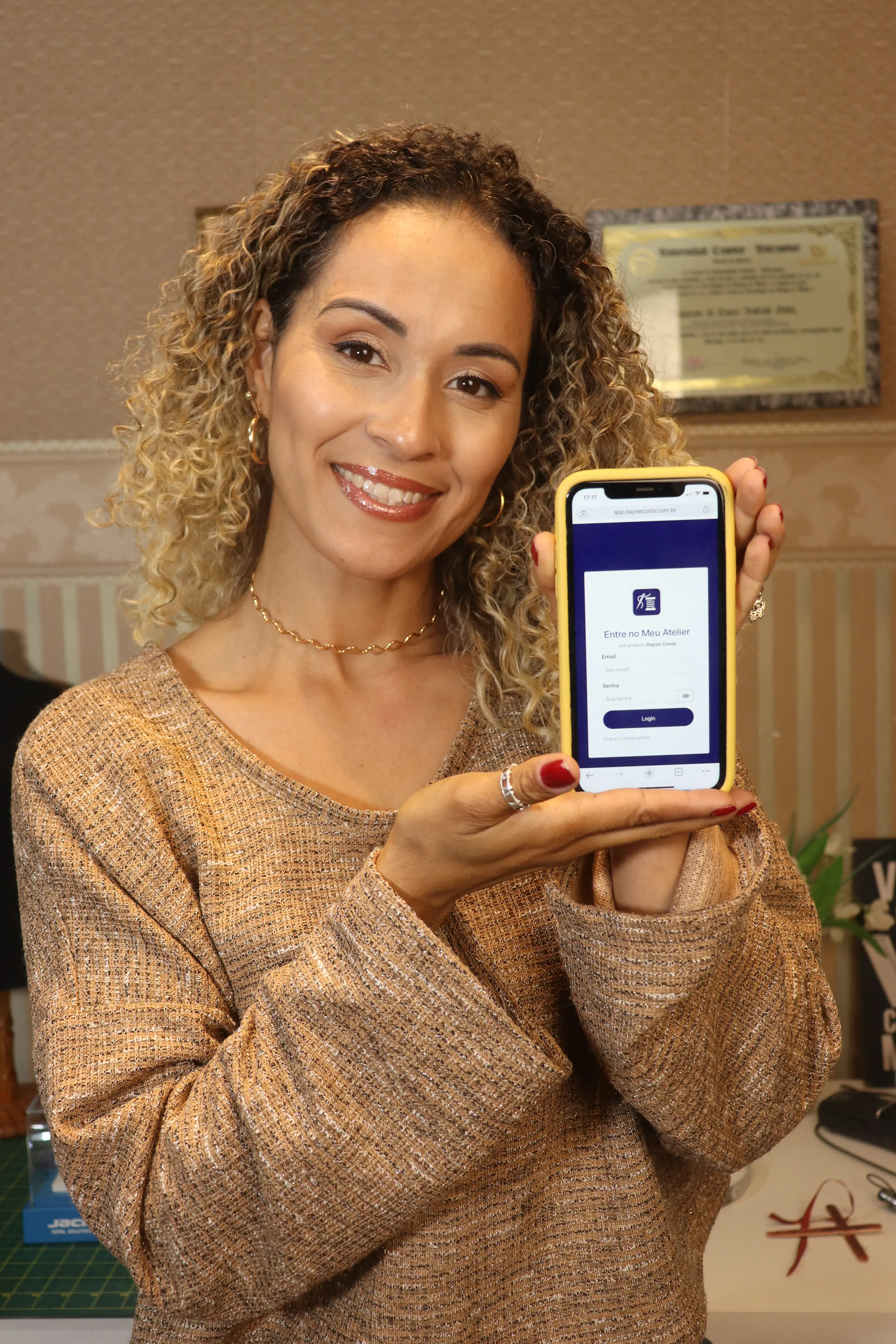 Mulher empreendedora usando o software Meu Ateliê